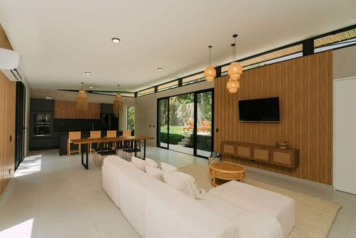 Wohnraum zum Pool