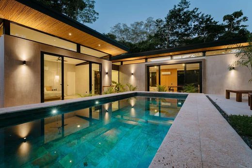 Pool bei Nacht